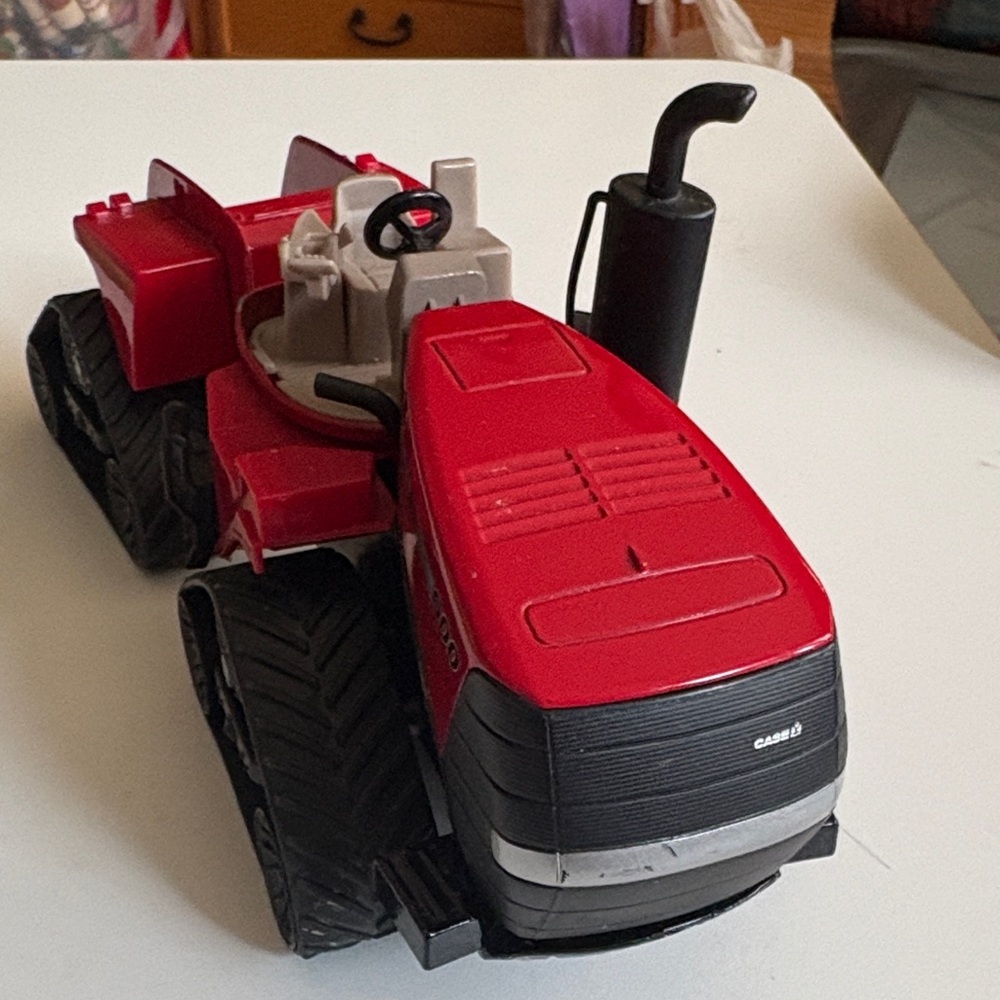 Siku 1/32 scale Case IH Quadtrac 600 toy tractor.